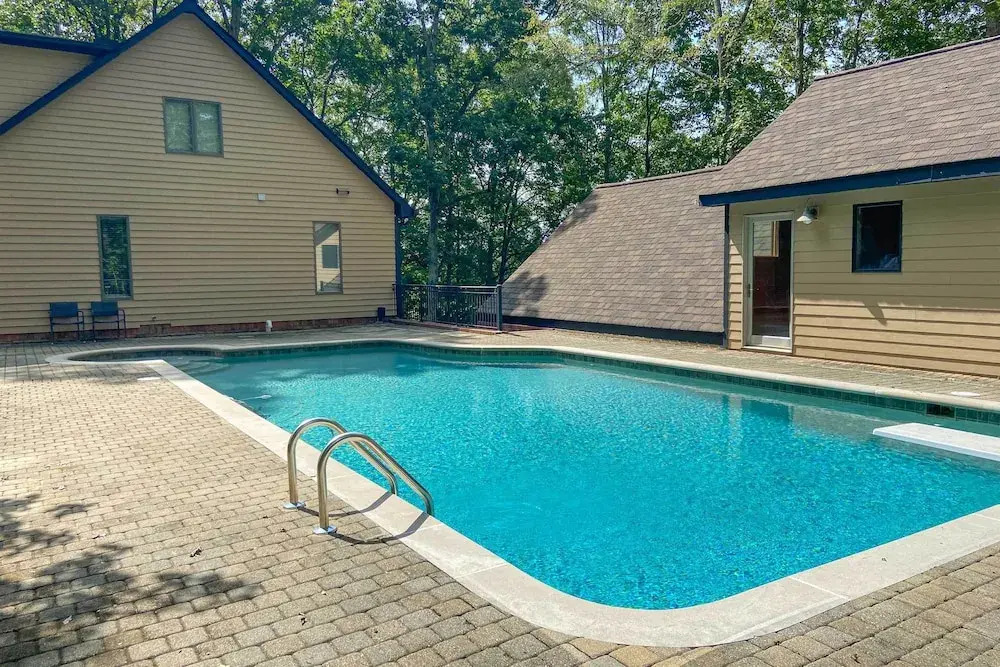 Relax Poolside! Family Getaway in Nashville Area