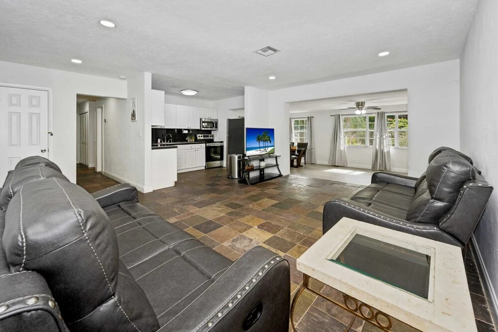 New Private Green Oasis 3br-3bapatio, Private Parking Clean & Cozy