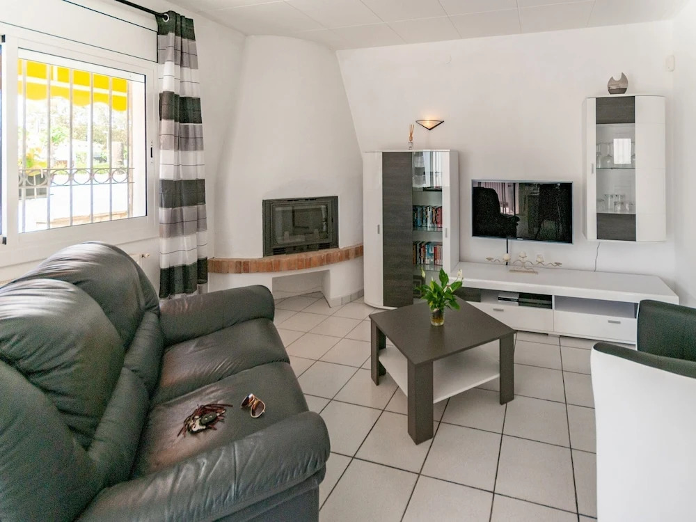Beautiful Holiday Home for 4 With Private Swimming Pool