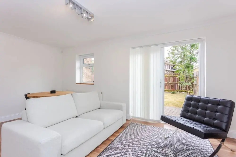 Bright 2 Bedroom House in Stratford With Garden