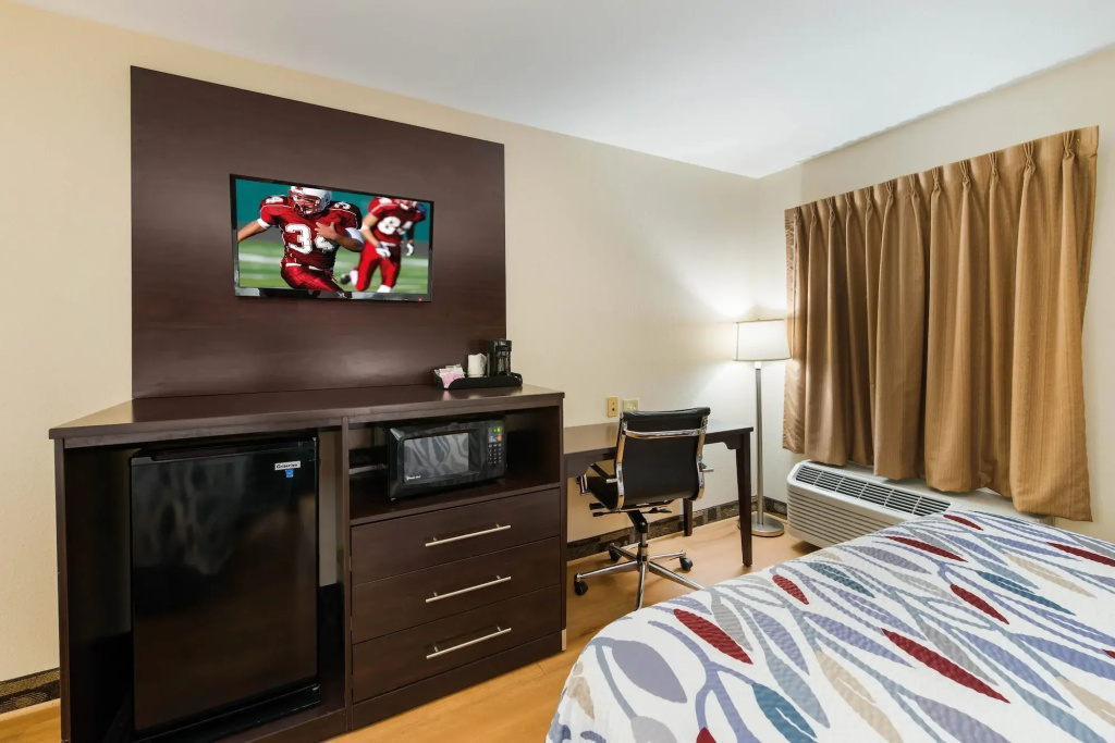 Econo Lodge Inn & Suites