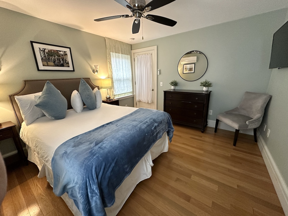 86 Dr Marcus House - Popular Broadway Area 6 Bedroom Home