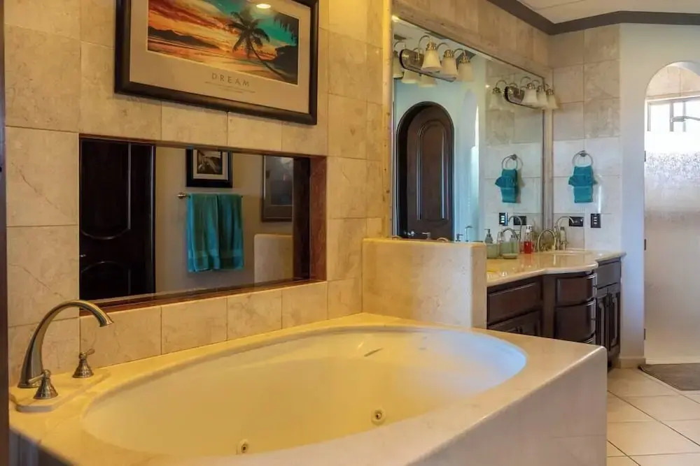 Luxury Beachfront Condo on Sandy Beach