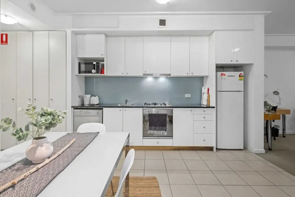 Bright & Spacious Stay for 6 Near Darling Harbour