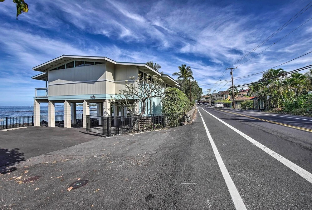 Oceanfront Kona Home w/ Beach Access & Views