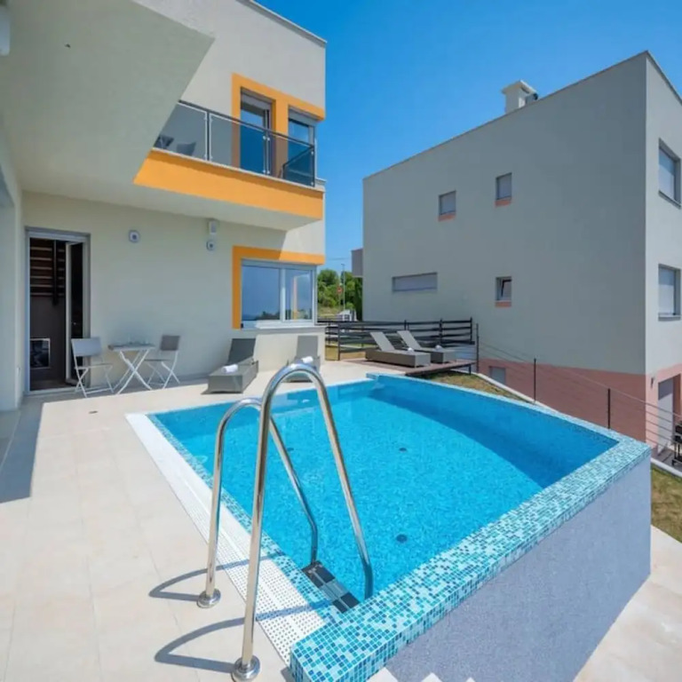 Villa Cedar - Fully Equipped Villa With 4 big Rooms for 8 Guests and a Seaview