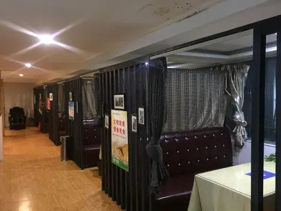 Xinyang Blue Moon Hotel