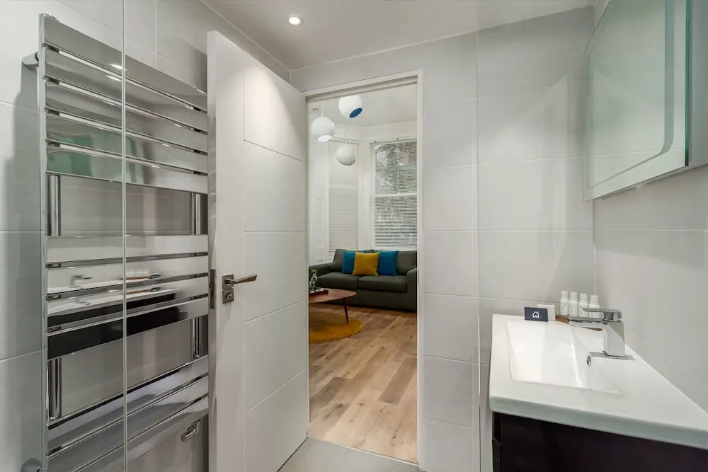 Spacious Canfield Gardens Studio