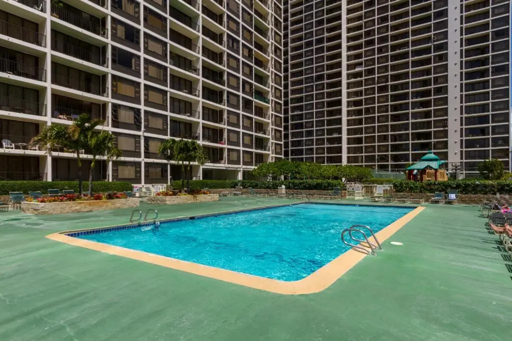 Waikiki Banyan Modern One Bedroom Free Parking