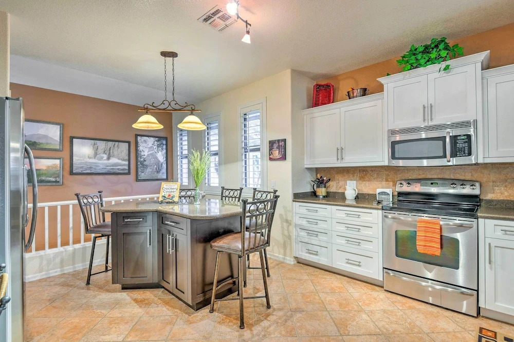 Pool, Balcony & Golf Course Views: Scottsdale Gem