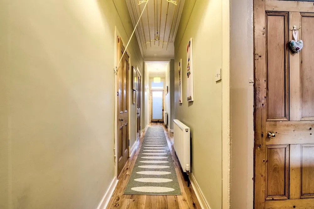 Cute Private Door 2 Bed Apartment on Easter Road