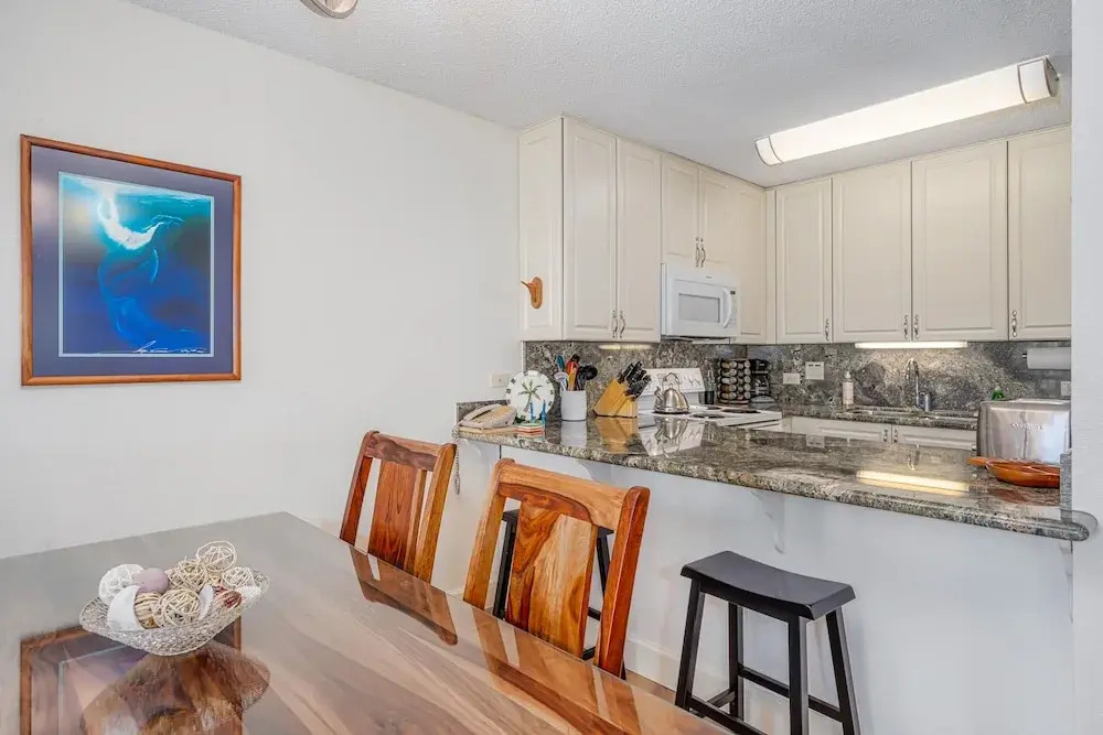 Kamaole Sands 6-303 - Courtyard and Ocean Views From Renovated 3rd Floor Condo