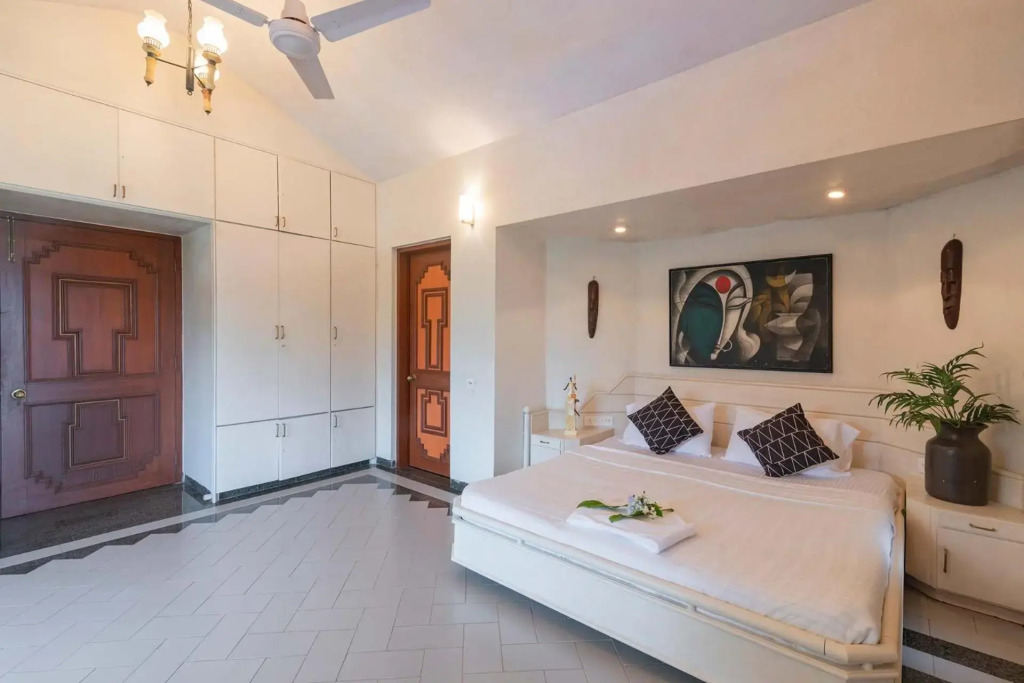 StayVistas Shantam House - Dive into relaxation with a pool and tennis lawn