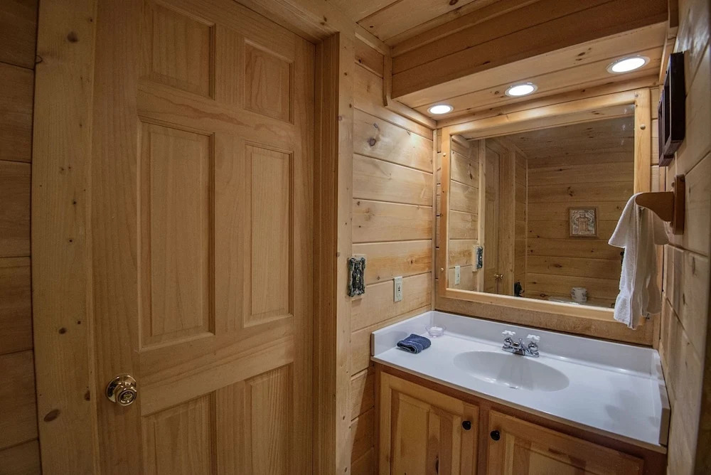 ER246 - The Getaway Great Location - Close To Town! 2 Bedroom Cabin by RedAwning