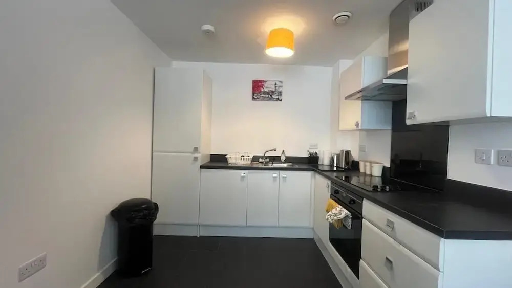 Central 2-bed Apt - Sleeps 4 - Parking & Wifi