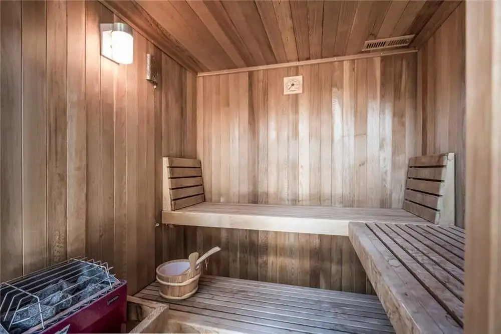 Bear Butte Lodge - Three Bedroom Cabin with Hot Tub
