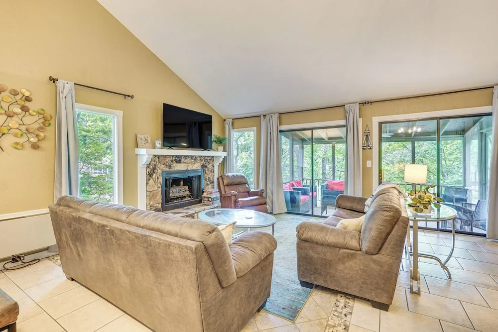 2 Decks & Pool Access: Osage Beach Retreat