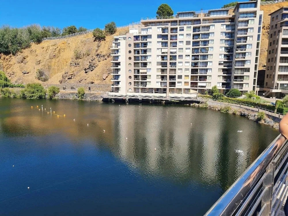 Waterfront Deco Apartment 2 Sleeper Lake Views