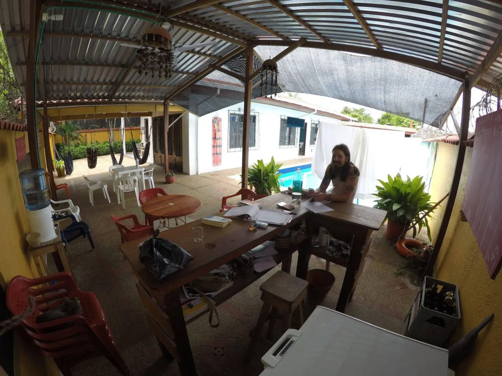 Leticias Guest House - Hostel