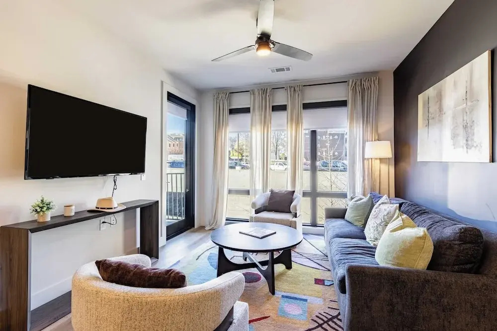 Sleeps 24 4 Modern Midtown Apartments w/ Gym + Pool Walkable to Shops & Eats