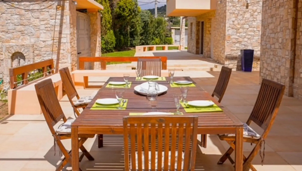 Deluxe 5 Bdrm Villa w Pool Next to the Beach