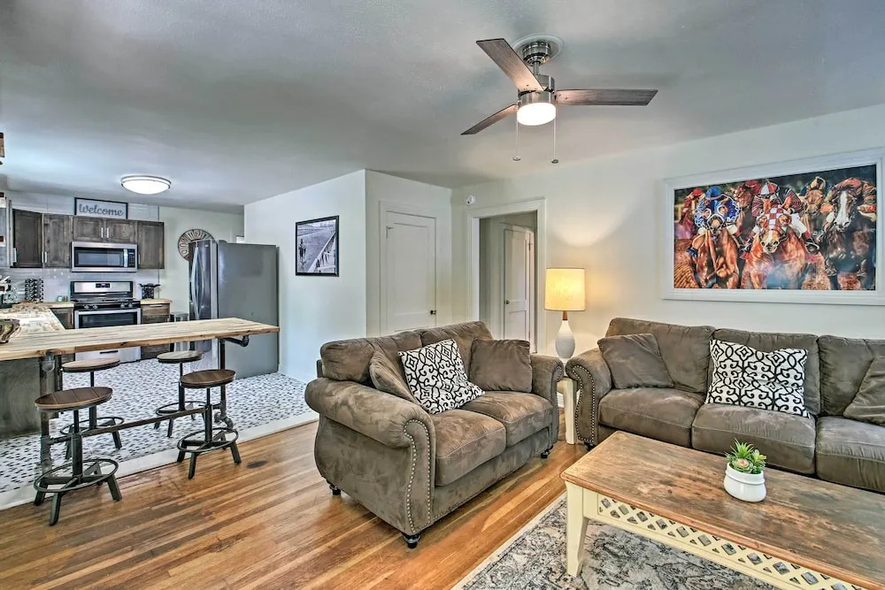 Walk to Oaklawn Racing: Hot Springs Home!