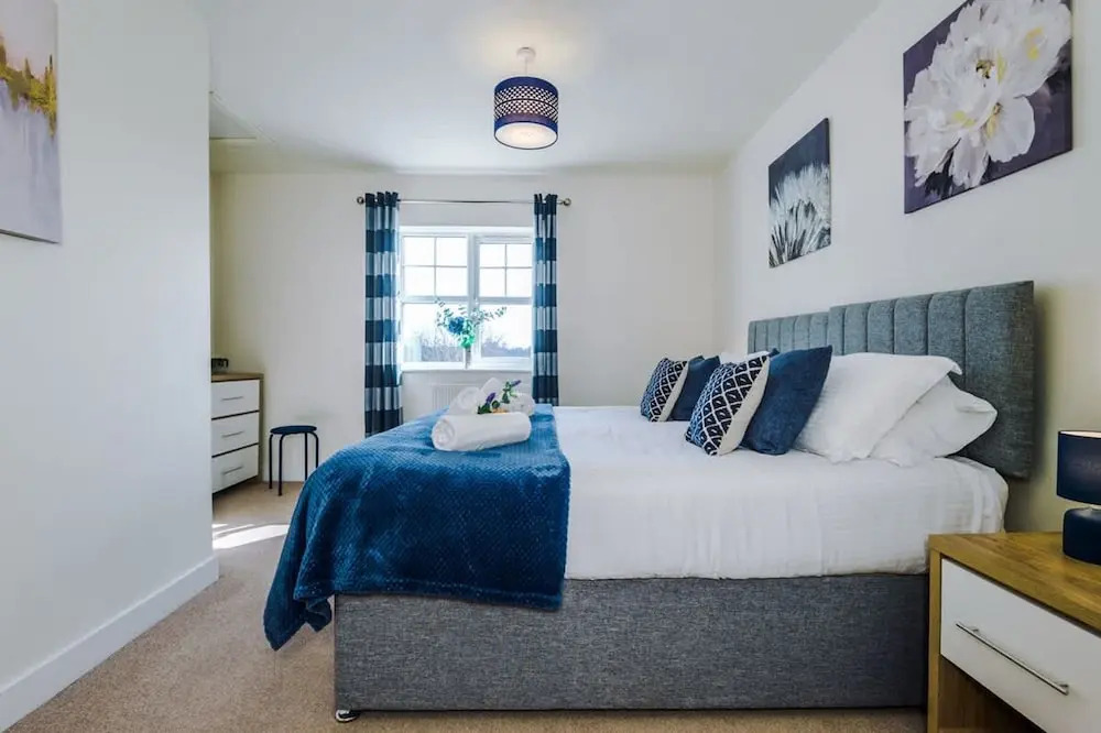 Spacious Home Ideal for Professionals Sleeps 8