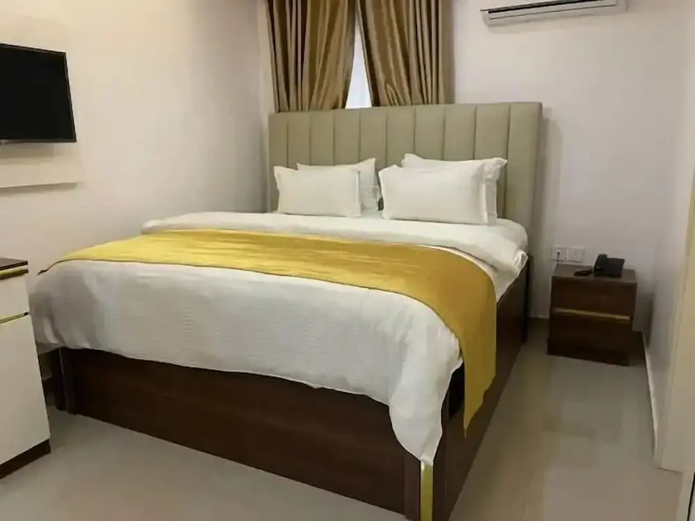 White Chase Hotel and Suites