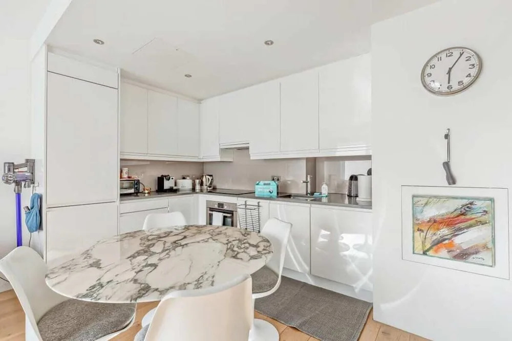 Elegant 2 Bed, 2 Bath Apt Sleeps 6 in Marylebone