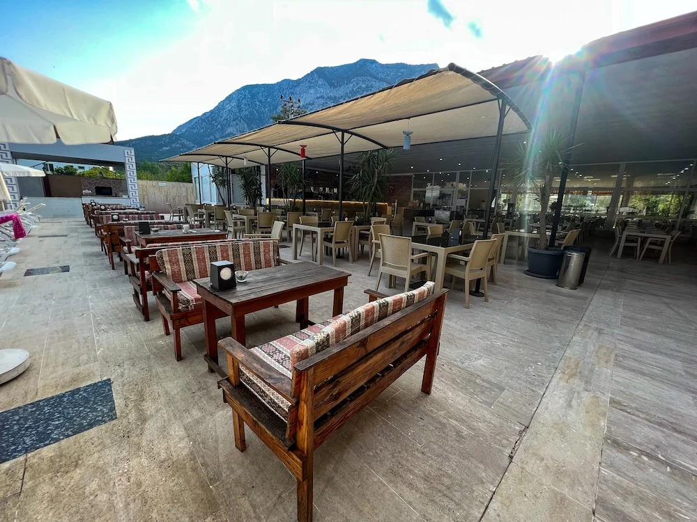 CASTLE PARK HOTEL