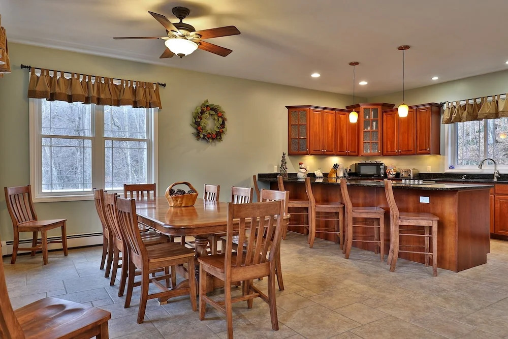 The Queens Croft V2 - Luxury Killington Ski Home. Newer. Better. Ski-ier. 3 Bedroom Home