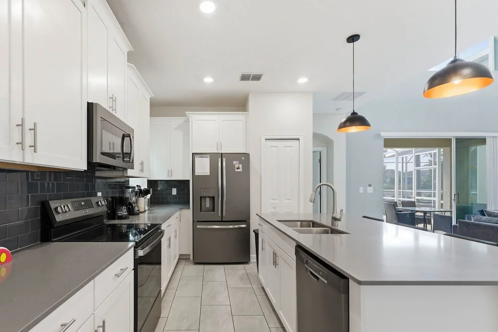 5BR Family Home, Pool, Theme Beds, Space, Location