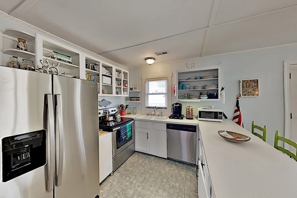 New Listing! Island Time , Steps To Beach 4 Bedroom Home