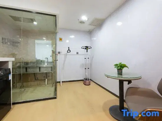 IU Hotel (Shijiazhuang Beiguo Yizhuang Canal Bridge Station/Tiedao University Subway Station)