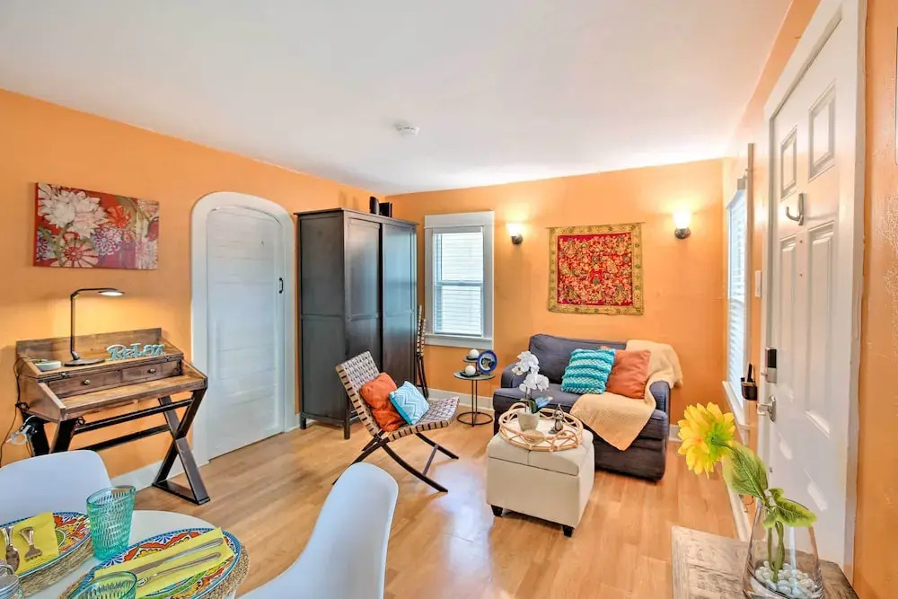 7 Mi to Downtown: Long Beach Bungalow w/ Patio
