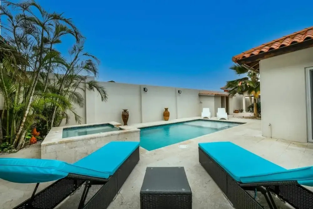Blue Makini Villa in Noord