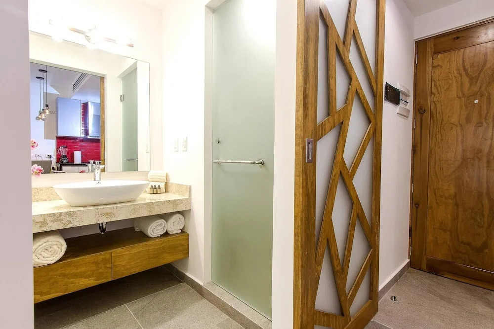 Bright Studio on 5th Avenue with a Rooftop Pool which has Ocean View!