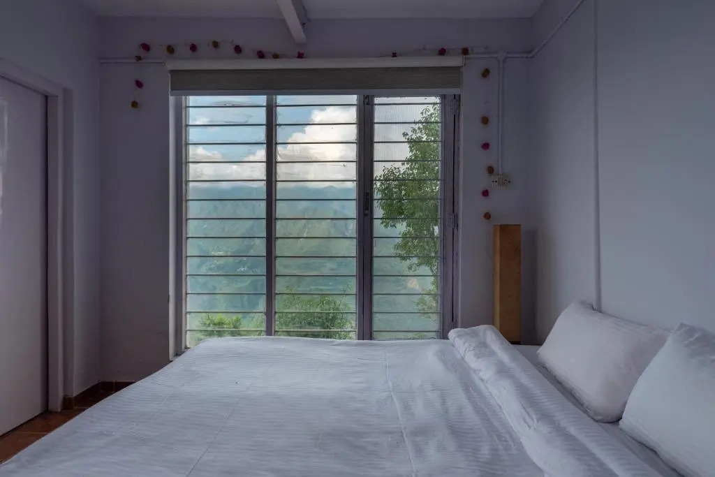 The Perch - 2bhk w panoramic hill view by Roamhome