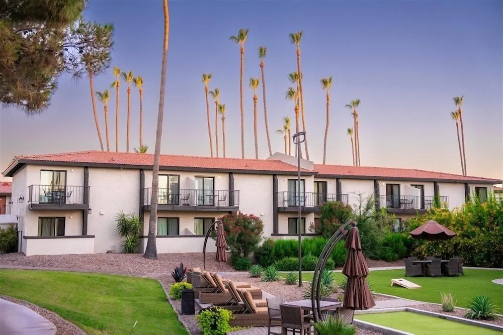 Scottsdale's Premium Short Term Getaway, Fully Furnished 1 Bedroom Homes, Free Golf, Cable, Utilities, Wi-fi, Parking, Pool, and Bike Trails- Unit 127 by Redawning