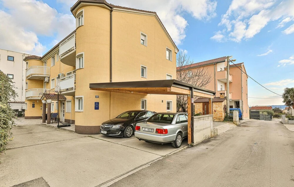 Amazing Apartment in Kastel Luksic With 1 Bedrooms and Wifi
