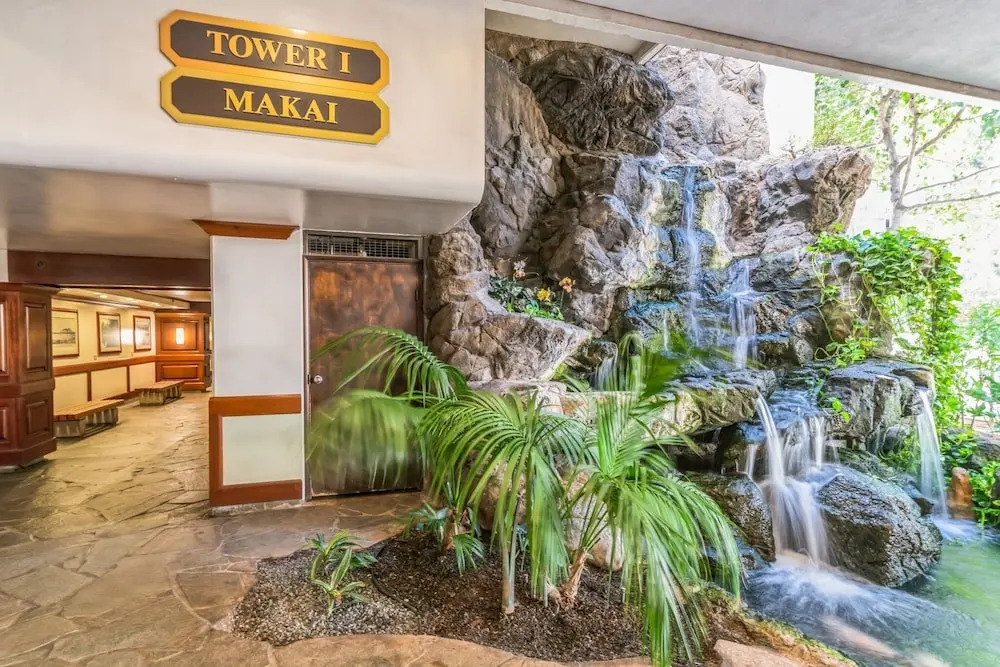 Deluxe Garden View Waikiki Banyan, Free Parking by Koko Resort Vacation Rentals