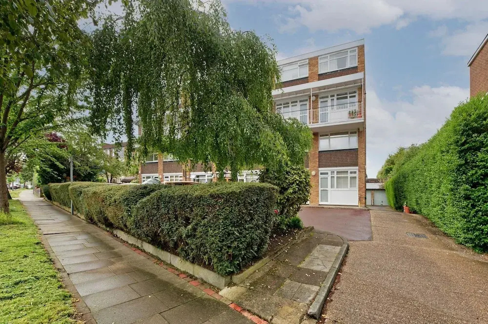 Luxury Designer Flat in Putney by Underthedoormat
