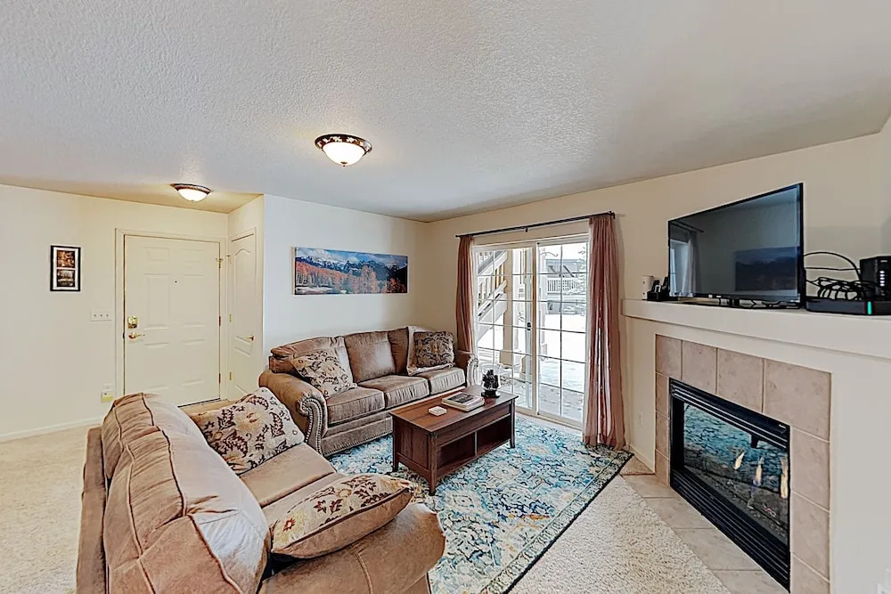 New Listing! Sparkling W/ Hot Tub & Garage 2 Bedroom Condo
