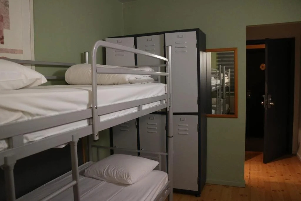 Es Hostel Midi