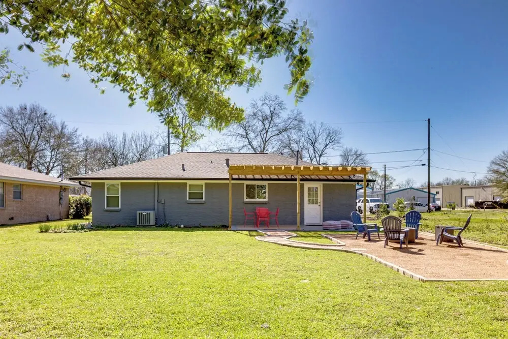 Pet-friendly Tomball Cottage: Steps to Downtown!