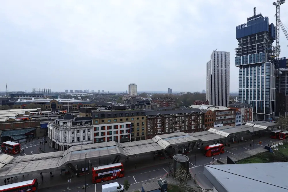 Stunning 2 Bedroom Great Location