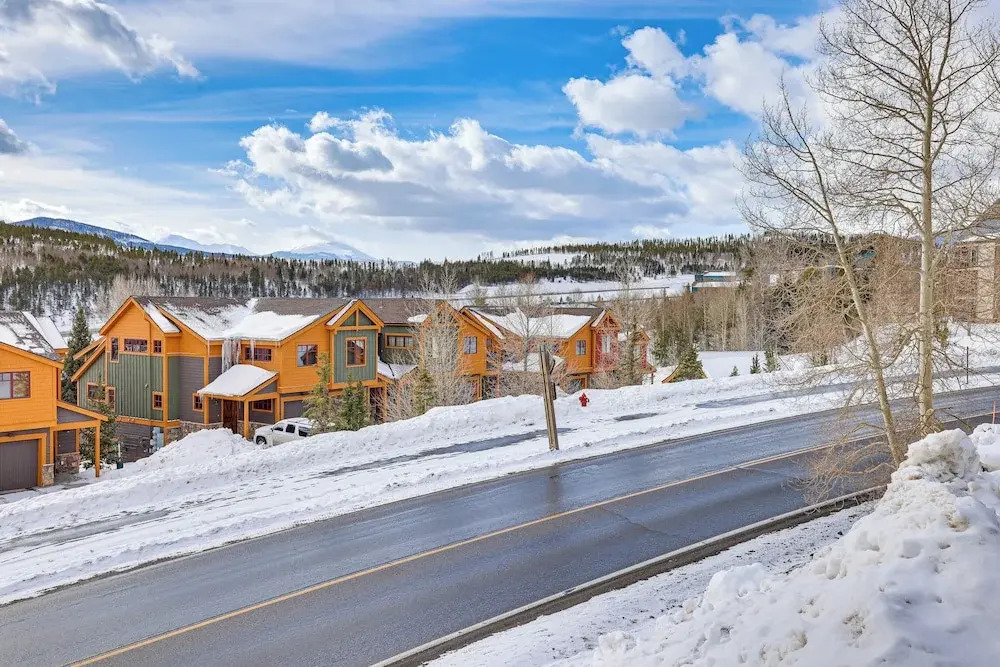 Ski, Shred & Tube: Mtn-view Condo in Silverthrone!