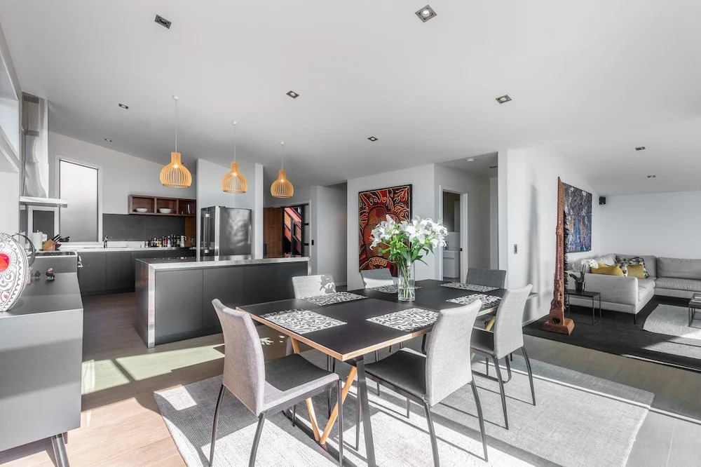 Taonga with Sea Views by Waiheke Unlimited