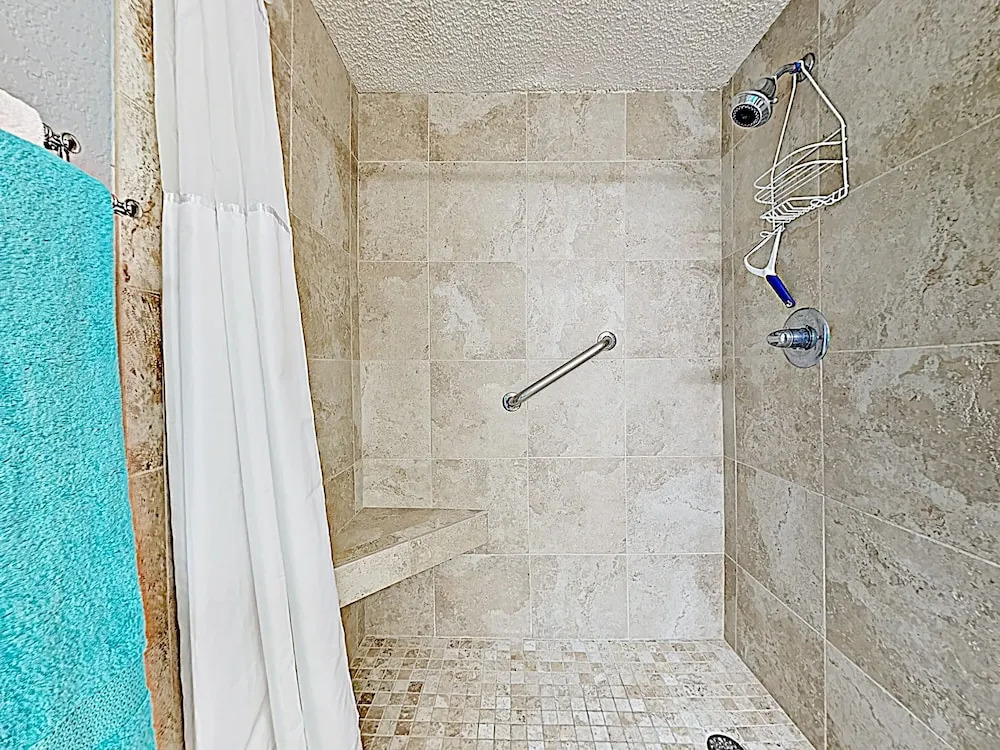 New Listing! Posh W/ Pool - Steps To Beach 2 Bedroom Condo