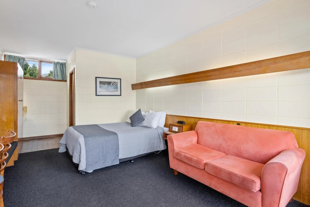 Riverfront Motel & Villas